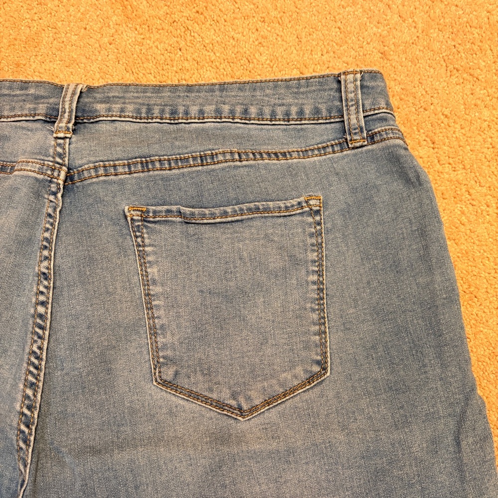 Croft Barrow Bermuda Blue Denim Jean Shorts Womens Size 18 Light Wash Stretch - Picture 8 of 8